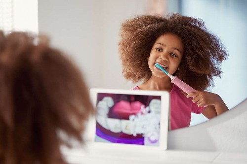 Sonicare zobu birste bērniem ar bluetooth un 8 maināmiem  dizainiem, rozā - HX6352/42 image 5