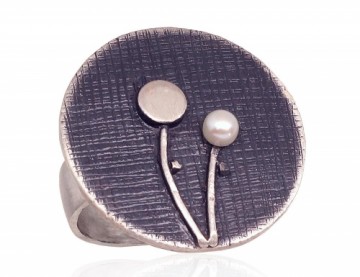 Серебряное кольцо #2101733(Matt+POx-MattBk)_PE, Серебро	925°, оксид (покрытие), Жемчуг , Размер: 18.5, 9 гр.