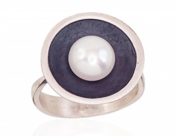 Серебряное кольцо #2101572(Matt+POx-MattBk)_PE, Серебро	925°, оксид (покрытие), Жемчуг , Размер: 17.5, 4.6 гр.