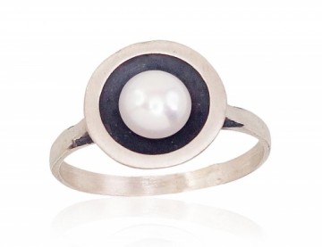 Серебряное кольцо #2101571(Matt+POx-MattBk)_PE, Серебро	925°, оксид (покрытие), Жемчуг , Размер: 17.5, 2.8 гр.