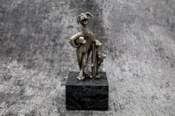 Gemmi Sudraba figurina Suns ar kaulu