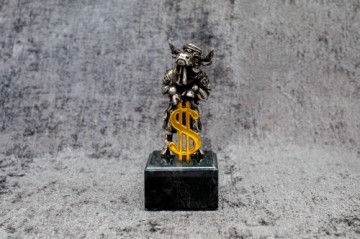 Gemmi Серебряная фигурка Бык с долларом